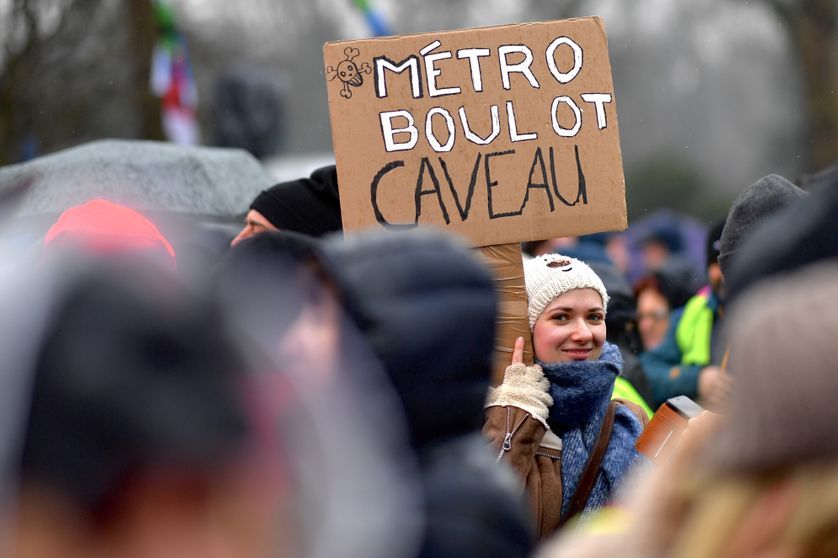 La référence au slogan de Mai 68 "métro, boulot, dodo" lors d'une manifestation contre la réforme des retraites, interroge sur le sens du travail (Nantes, 24/01/20)