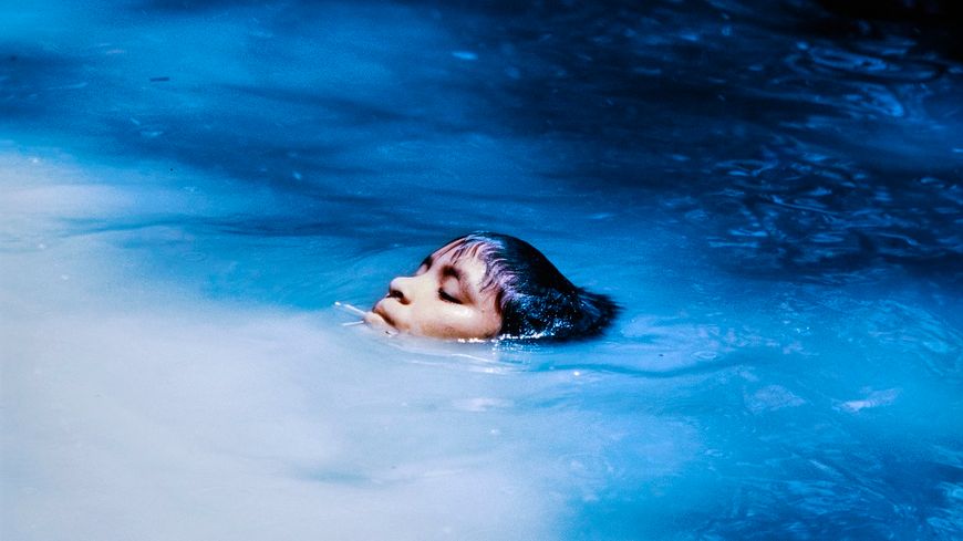 Susi Korihana thëri au bain, pellicule infrarouge, Catrimani, Roraima, 1972-1974.