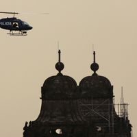 Mexico, un hélicoptère survole la cathédrale alors que la ville va célébrer le 197ème anniversaire de son indépendance, en septembre 2007.