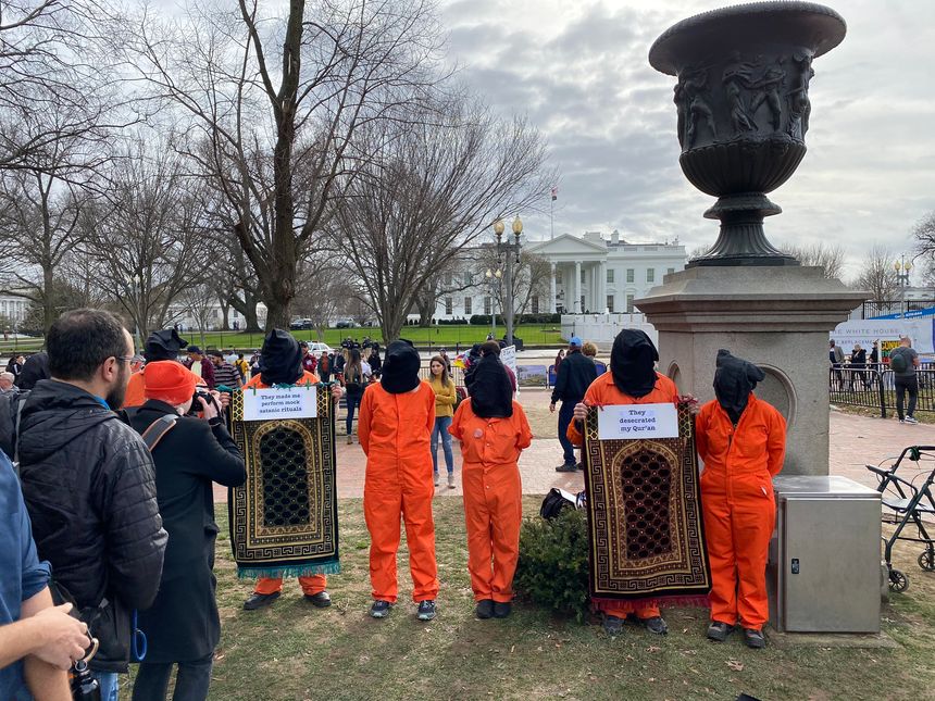 Manifestation le 11 janvier 2020 devant la Maison Blanche pour marquer le 18e anniversaire de l’ouverture (et réclamer la fermeture) de la prison.