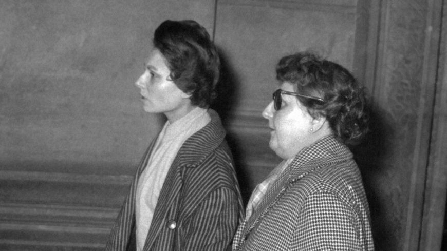 Pierrette Fesch, la femme de Jacques Fesch, est accompagnée de sa mère pour assister au procès de son mari, le 3 avril 1957