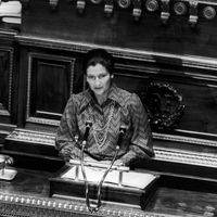 Simone Veil défend la loi sur l'avortement au Sénat en 1974