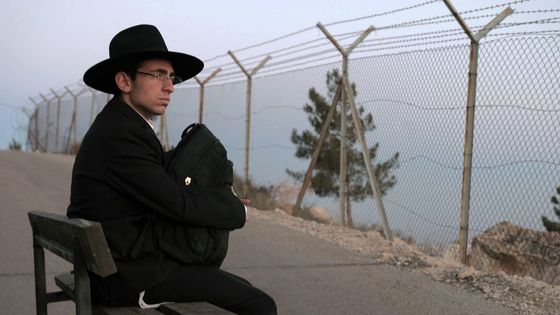 Série "Our Boys" - Saison 1 de Hagai Levi et Joseph Cedar avec Shlomi Elkabetz (Simon), Adam Gabay (Avishay Elbaz). - HBO/Keshet