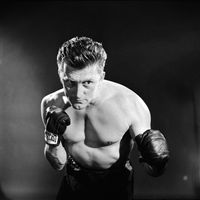 Kirk Douglas, lors d'une séance photo pour le film Champion, de Mark Robson, réalisé en 1949