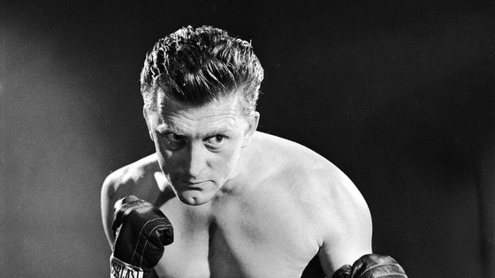 Kirk Douglas, lors d'une séance photo pour le film Champion, de Mark Robson, réalisé en 1949 ©Getty - Allan Grant/The LIFE Picture Collection