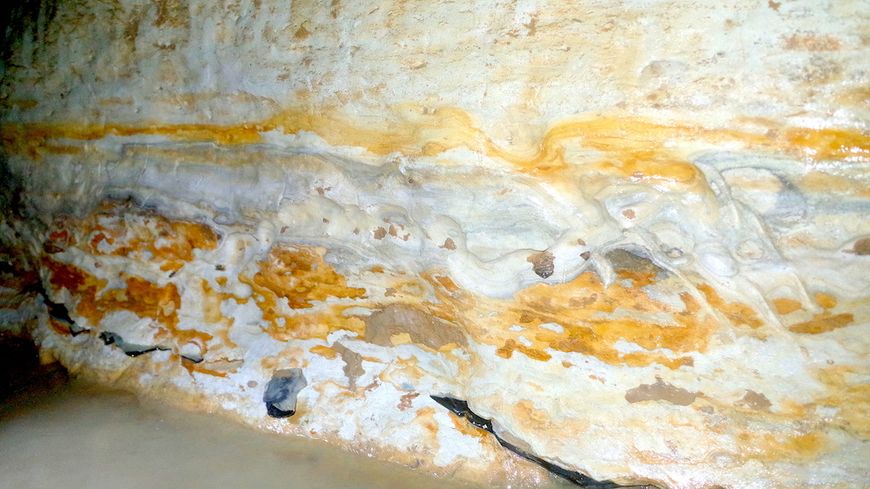Les parois de la grotte