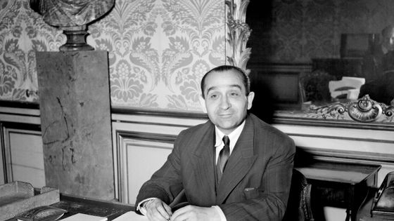 Pierre Mendès-France (1907-1982), homme politique français pose à son bureau de président du Conseil, le 22 juin 1954. ©AFP - afp