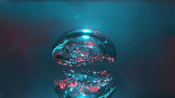 Deux bulles d'air, bleues et rouges, formant deux moitiés d'une sphère ©Getty - Stanislaw Pytel