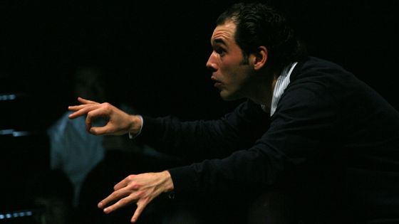 Le chef d'orchestre russe Tugan Sokhiev dirige 'La Dame de Pique' de Piotr Ilitch Tchaïkovsky au Théâtre du Capitole de Toulouse en 2008 ©Getty - AKSARAN/Gamma-Rapho
