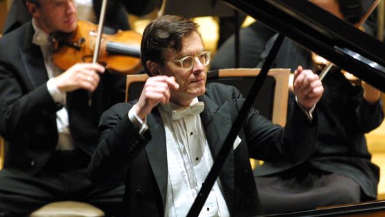 Le pianiste américain Peter Serkin joue le Concerto n°19 de Mozart avec l'Orchestre philharmonique de Los Angeles au Dorothy Chandler Pavilion en 2000 ©Getty - Gina Ferazzi/Los Angeles Times
