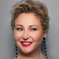 Karine Deshayes, mezzo-soprano. Son récent disque, "Une amoureuse flamme" réunit des airs d'opéras français. Avec Jean-François Verdier à la tête de l'Orchestre Victor Hugo (Klarthe)