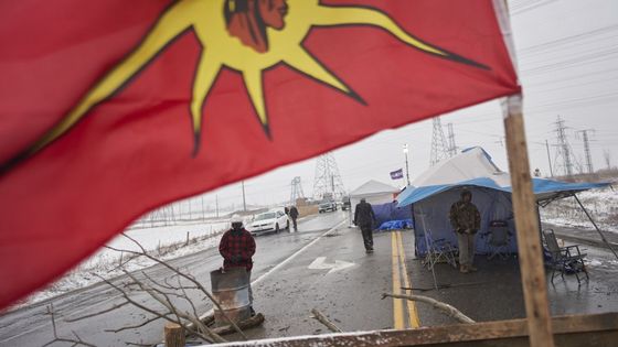 Au Canada, les populations indigènes protestent contre un projet d'oléoduc et bloquent plusieurs axes routiers et ferroviaires du pays. Ici, barrage sur l'Autoroute 6 près de Caledonia dans l'Ontario. 26 février 2020 ©AFP - Geoff Robins