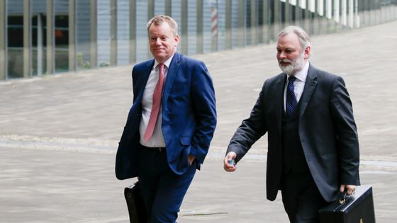 David Frost (à gauche), négociateur du Royaume Uni pour le Brexit en compagnie de Tim Barrow (à droite), ambassadeur britannique à l'UE ©AFP - Aris OIKONOMOU