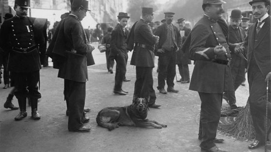 Les gardiens de Paris devant l'ambassade d'Espagne au 24-26 Boulevard de Courcelles, Paris, le 14 octobre 1909 ©Getty - M. Rol /ullstein bild