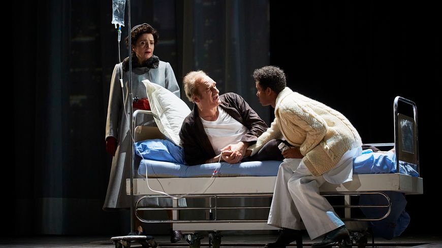 Roy Cohn, au centre (Michel Vuillermoz), entouré du fantôme d'Ethel Rosenberg (Dominique Blanc) et de son infirmier (Gaël Kamilindi), extrait d' "Angels in America" de T. Kushner, mise en scène d'A. Desplechin, à la Comédie-Française