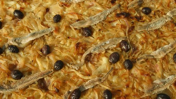 Des oignons, des anchois, une bonne pâte : la pissaladière. - Getty