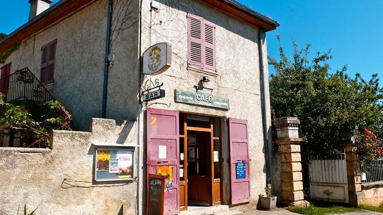 Le café-épicerie "Chez Jeanne" dans le village de Saint-Martin-de-la-Cluze en Isère