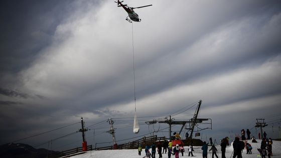 L'hélicoptère a fait des rotations pour amener de la neige sur le domaine skiable de Superbagnères ©AFP - ANNE-CHRISTINE POUJOULAT / AFP