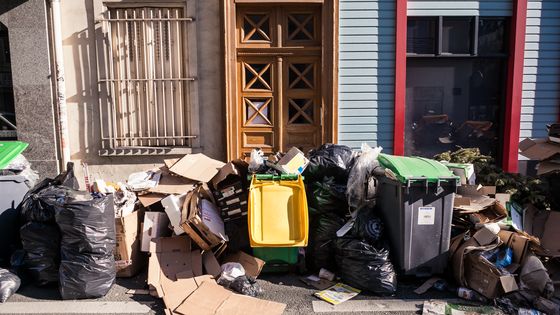 Accumulation de déchets dans le XVIIe arrondissement de Paris ©AFP - Florent Vannier / Hans Lucas