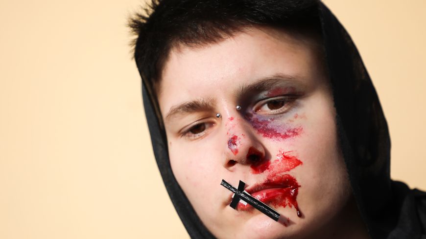Décembre 2019, une activiste polonaise manifeste contre les propos de Marek Jedraszewski, l’archevêque de Cracovie qui avait parlé de "peste arc-en-ciel" en évoquant le drapeau LGBT