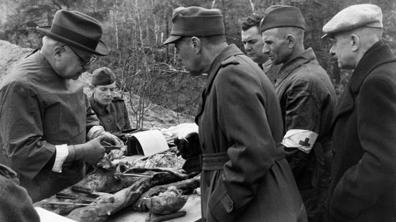 Exhumation des cadavres par une commission d'enquête guidée allemande, le professeur Orsos disséquant l'un des les cadavres exhumés en présence du pr. Saxen, du Dr Markov, du pr. de Burlett, 1943 ©Getty - Hanns Hubmann / ullstein bild