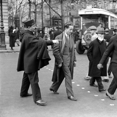 Dans les rues de Paris, après l'installation des passages cloutés, les policiers rappellent à l'ordre les piétons qui traversent en dehors des clous, à Paris, France, le 30 janvier 1931.