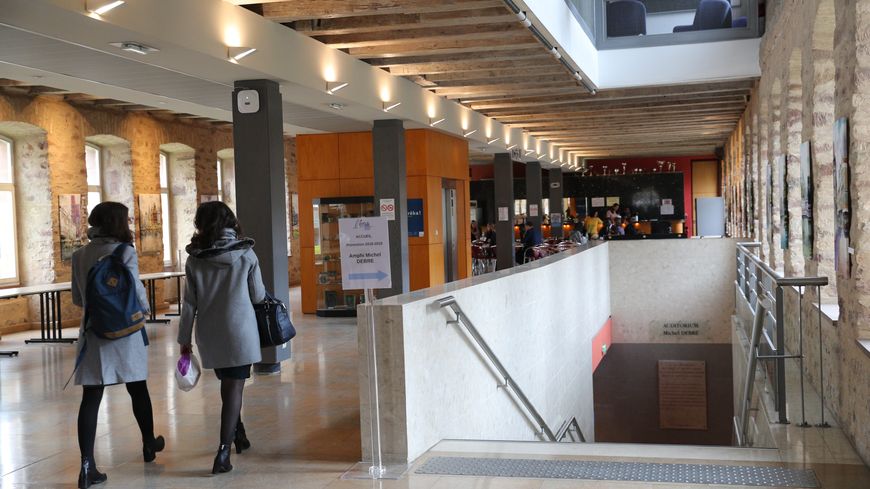 Dans les locaux de l'ENA à Strasbourg : l'école est amenée à se réformer d'ici 2022 afin d'être plus à l'écoute et à l'image de la société (diverse).