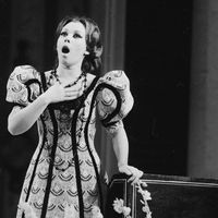 Mirella Freni sur la scène de l’Opéra royal de Covent Garden dans La Traviata de Verdi en avril 1967