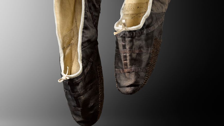 Paire de chaussons de danse — Utilisés par Marie Taglioni lors de sa soirée d’adieu chez l’impératrice de Russie au palais d’Anichkoff à Saint- Pétersbourg, le 1er mars 1842, France, Musée des Arts décoratifs