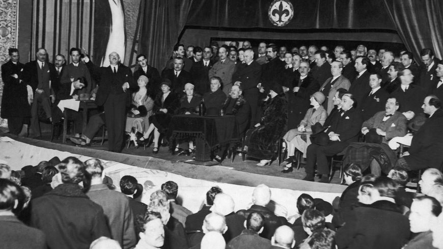 Le PNL est né en 1875. Il représente la tradition de la Roumanie démocratique. Ici, l'assemblée du parti autour de son président Ion Duca au début des années 1930.