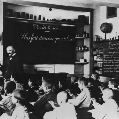 Une classe en 1900 - leçon d'écriture