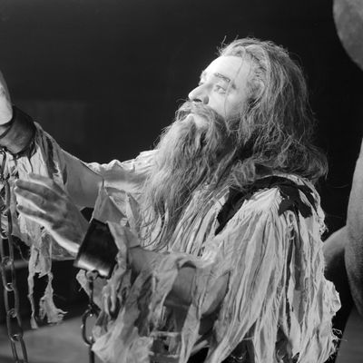 Fidelio, prisonnier, dans l'opéra de Beethoven, le 14/11/1956, au Sadler's Wells Theatre