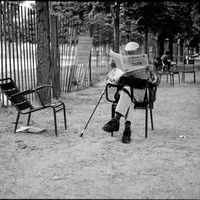 Henri Cartier-Bresson en train de lire « Le Monde » dans le jardin des Tuileries en mai 1998.