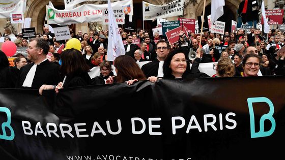 Les avocats ont manifesté par milliers, hier, à Paris ©AFP - Julien Mattia / ANADOLU AGENCY