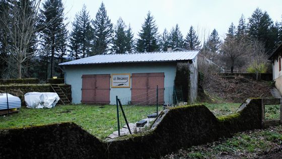 Au lieu-dit Le Gazel, sur les hauteurs de La Salvetat, Christophe et Sabine sont les seuls voisins des "Brigandes", un groupe de rock identitaire aux allures sectaires, dirigé par le gourou Joel Labruyère. ©Radio France - Charlotte Perry