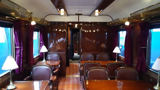 La SNCF a rénové minutieusement plusieurs voitures de l'Orient-Express, exposées à la Gare de L'Est ©Radio France - Raphaël Ebenstein