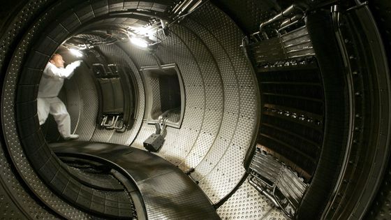 Un technicien à l'intérieur de la chambre à vide sur le réacteur nucléaire Tore Supra (réacteur TOKAMAK utilisant le principe de la fusion) le 28 juillet 2004 au CEA de Cadarache ©AFP - BORIS HORVAT