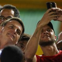 Le président du Brésil, Jair Bolsonaro, salue les fans lors de la Coupe du Monde , Brésil 2019. Match entre l'Italie et le Paraguay au Valmir Campelo Bezerrao Stadium (3/11/2019)