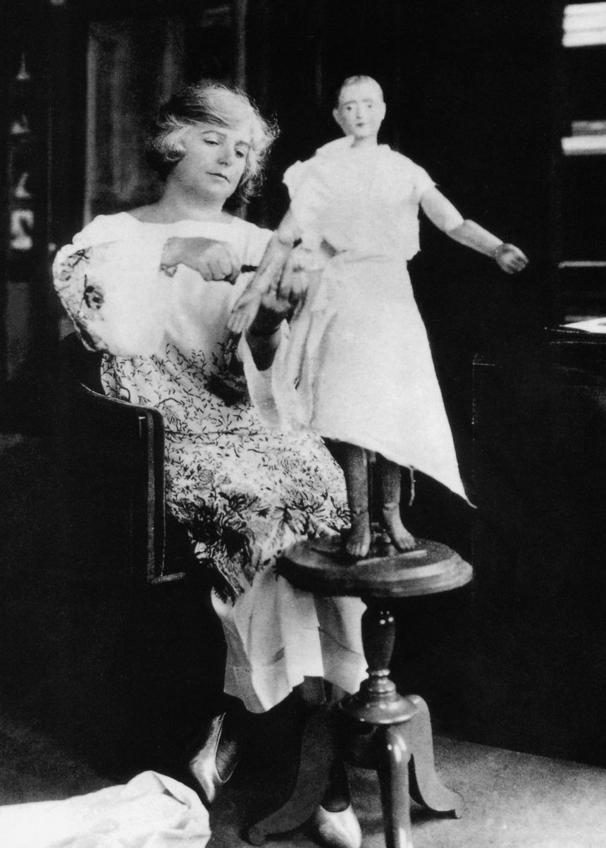 Madeleine Vionnet modelant une robe sur son petit mannequin en bois, vers 1930