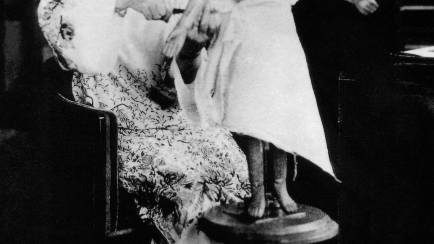 Madeleine Vionnet modelant une robe sur son petit mannequin en bois, vers 1930