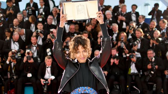 La réalisatrice Mati Diop brandissant le Grand Prix du festival de Cannes en 2019 pour "Atlantique" : une scène encore rare dans le cinéma français. ©Maxppp - Étienne Laurent / EPA/ Newscom / MaxPPP