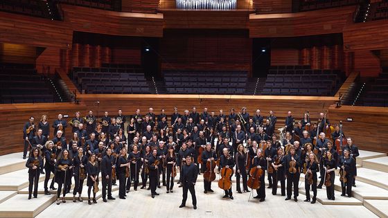 l'Orchestre Philarmonique de Radio France entoure le chef Mikko Franck ©Radio France - Christophe Abramowitz