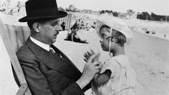 Le général Charles de Gaulle avec sa fille Anne en 1933 sur la place de Bénodet. - Archives De Gaulle