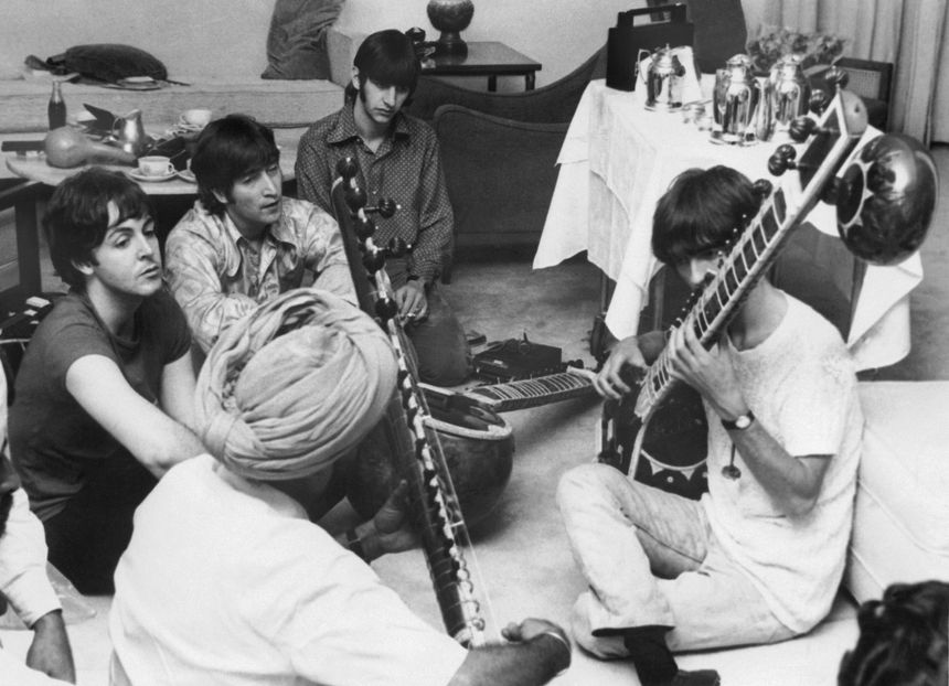 George Harrison apprend le sitar avec un enseignant Sikh sous le regard fasciné des autres Beatles