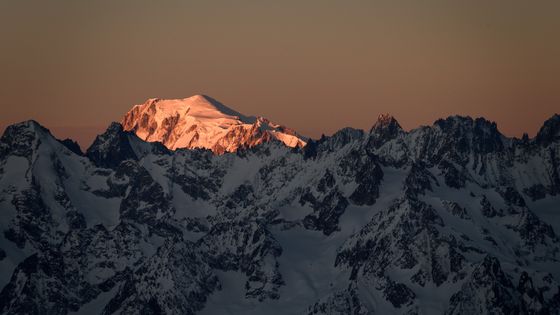 Lever de soleil sur le massif du Mont-Blanc le 23 mars 2019 ©AFP - FABRICE COFFRINI / AFP