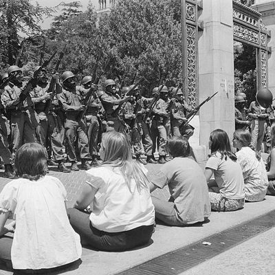 Femmes protestant en face de la Garde Nationale dans le campus de l'Université de Californie