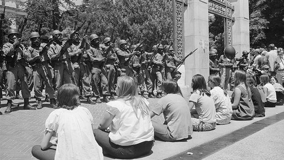Femmes protestant en face de la Garde Nationale dans le campus de l'Université de Californie ©Getty - © Bettmann