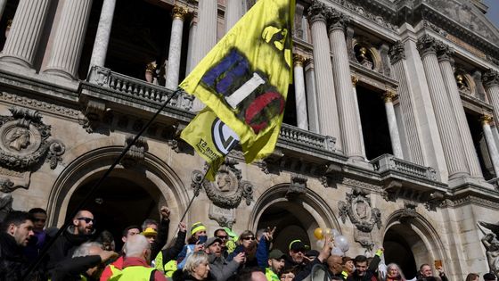 Des manifestants devant l'Opéra Garnier à Paris le 17 février 2020, lors d'une journée de mobilisation contre la réforme des retraites. ©AFP - ALAIN JOCARD