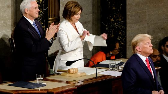 Tensions lors du discours sur l'état de l'Union : Donald Trump a évité de serrer la main de la démocrate Nancy Pelosi, qui a déchiré la copie du discours du président républicain ©AFP - Alex Wroblewski / Consolidated News Photos / dpa Picture-Alliance