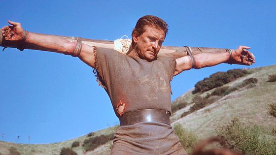 Kirk Douglas crucifié sur le plateau de tournage du film "Spartacus" en 1960. ©Getty - Photo de Richard C. Miller/Donaldson Collection
